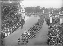 A column of American soldiers march past Buckingham Palace, London 1917.